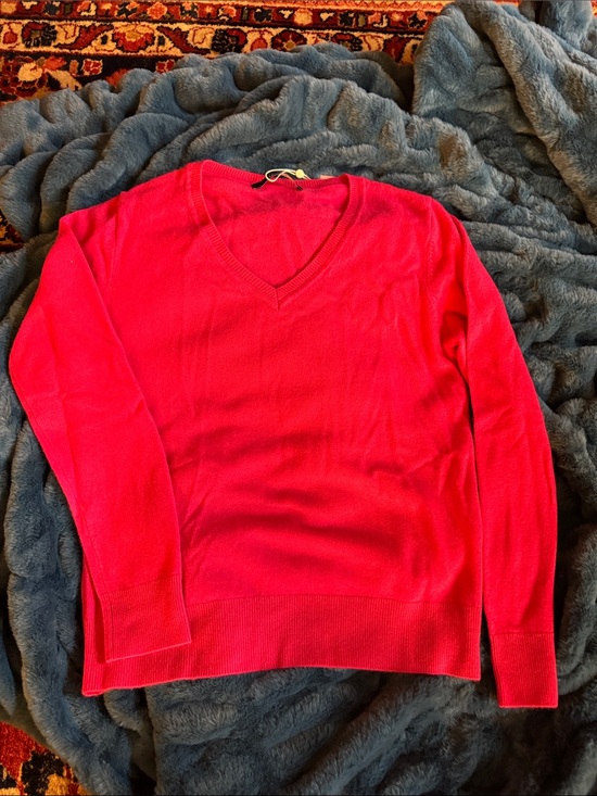 Quince Sweaters - Quince Women's Cashmere V-Neck Sweater in Bright Pink